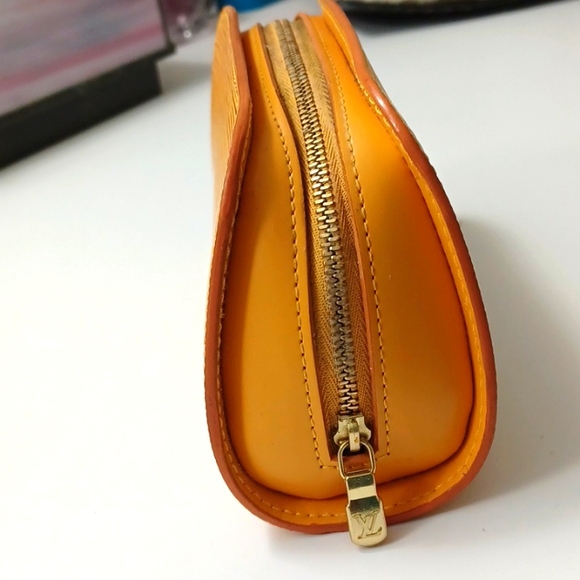 Louis Vutton Epi Dauphine Leather Cosmetic Pouch Bag ๐๐๐ฅ - Picture 3 of 9